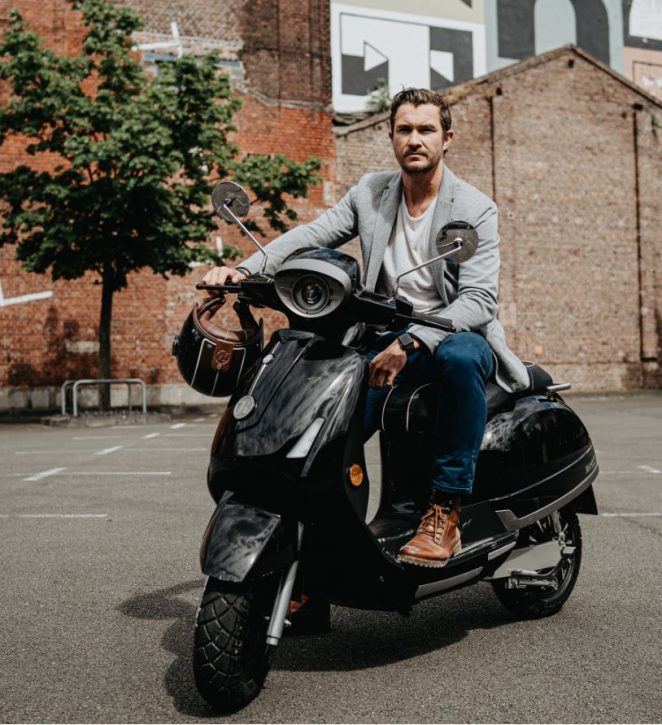 schwarzer Elektroroller Modell 54i:conic 